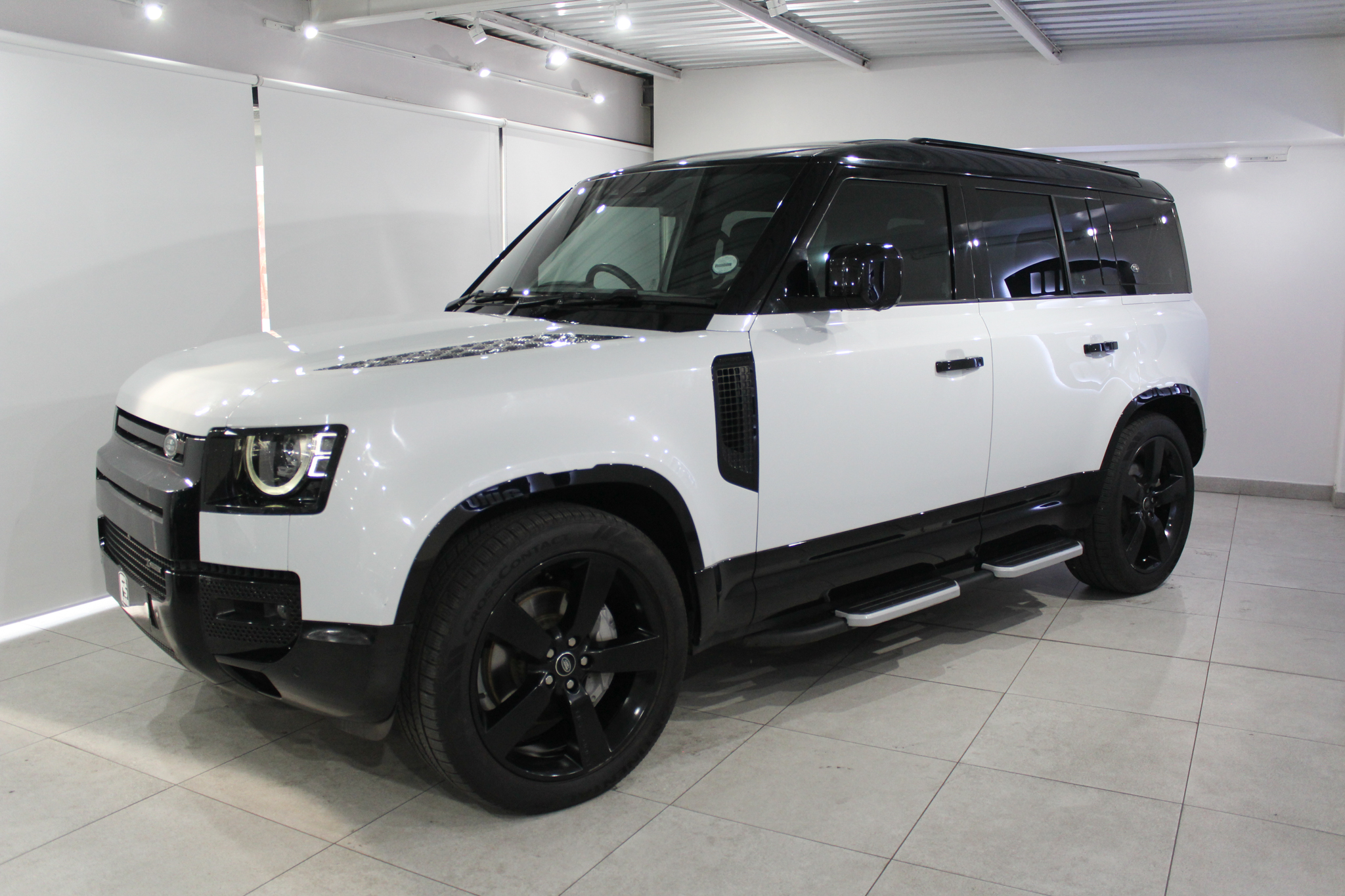 2023 Land Rover Defender 110 D300 X-Dynamic HSE