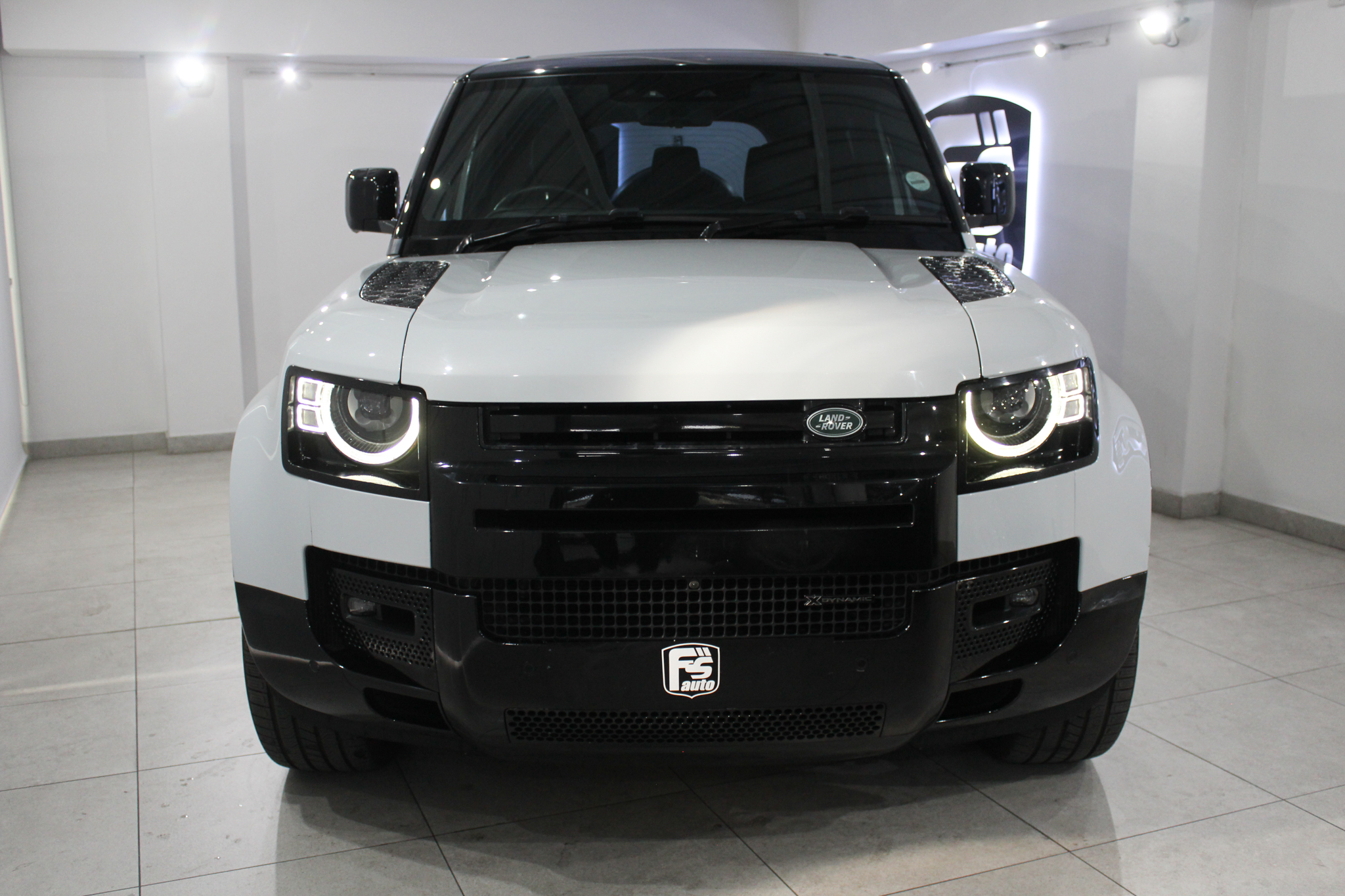 2023 Land Rover Defender 110 D300 X-Dynamic HSE