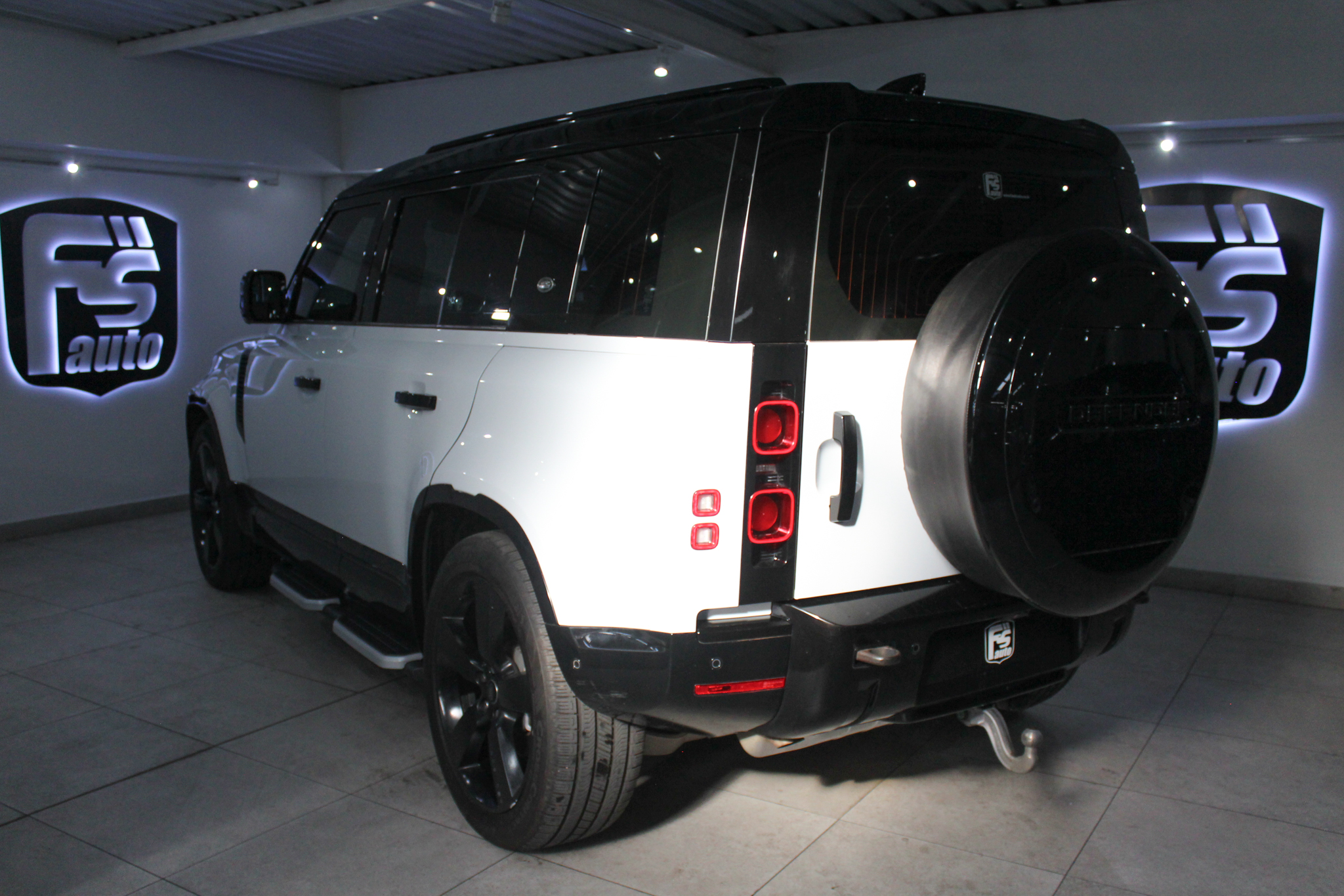 2023 Land Rover Defender 110 D300 X-Dynamic HSE