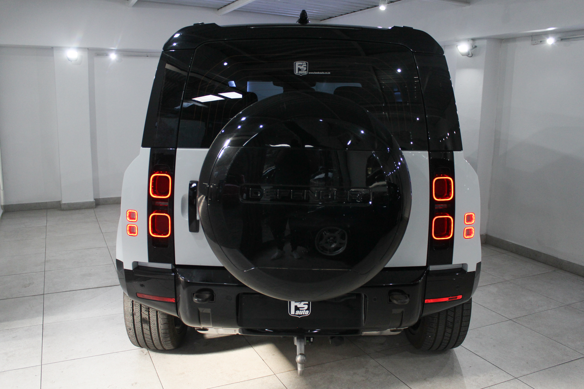 2023 Land Rover Defender 110 D300 X-Dynamic HSE