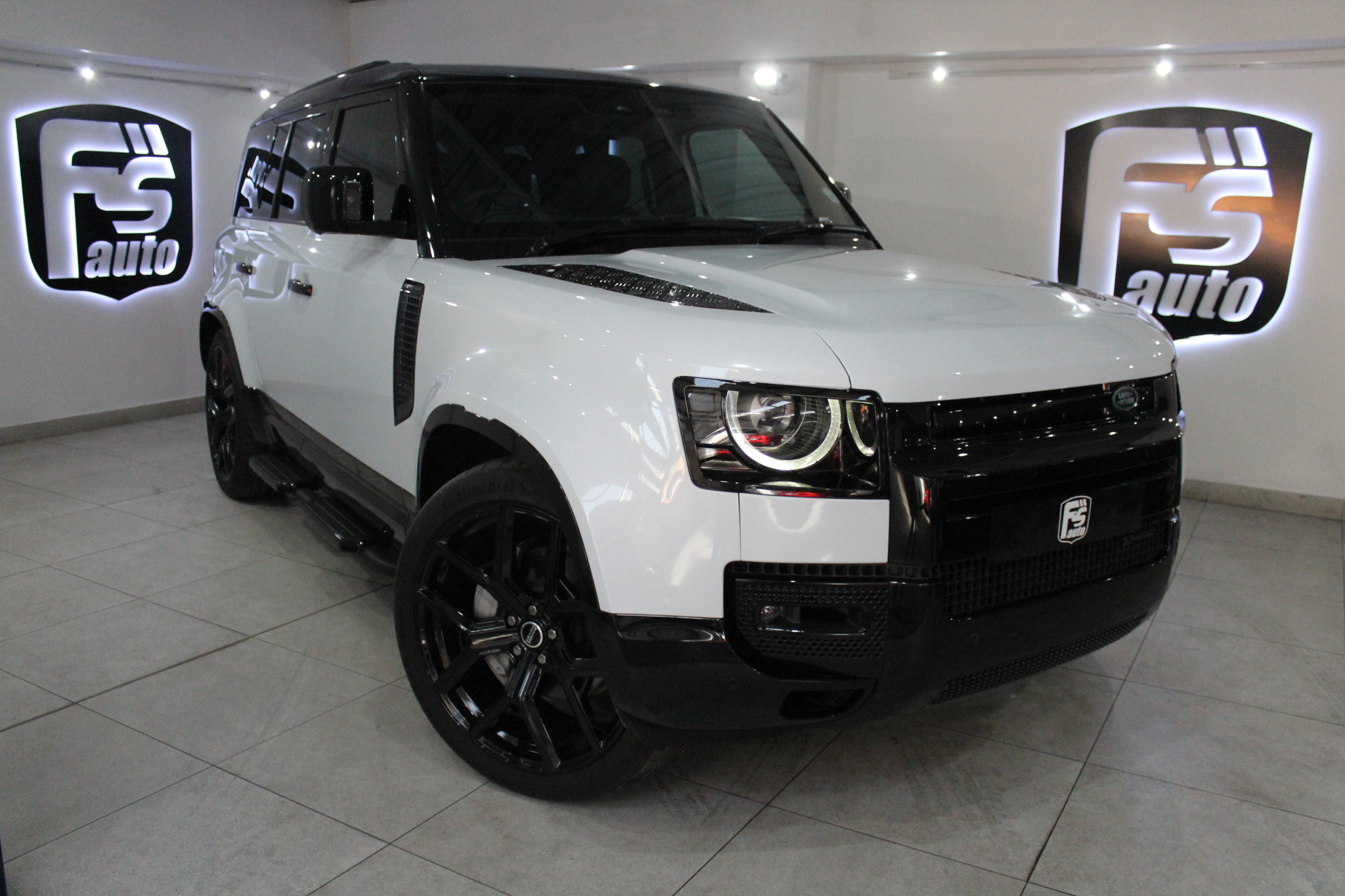 2023 Land Rover Defender 110 D300 X-Dynamic HSE